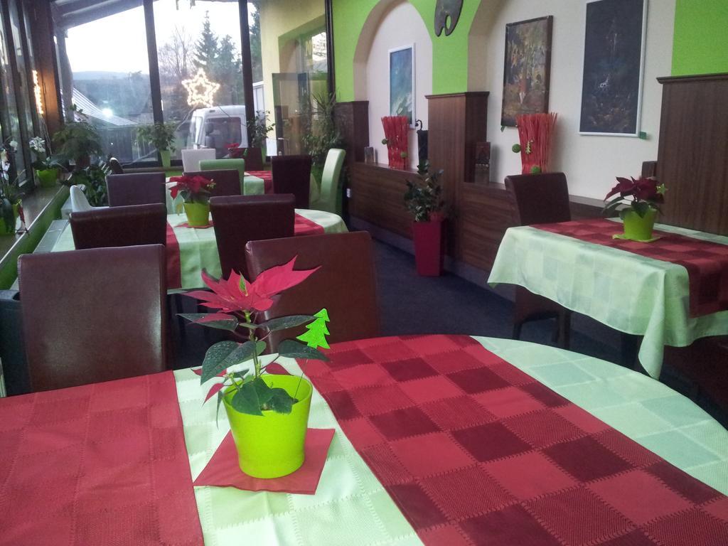 Hotel Centrum Харачов Екстериор снимка