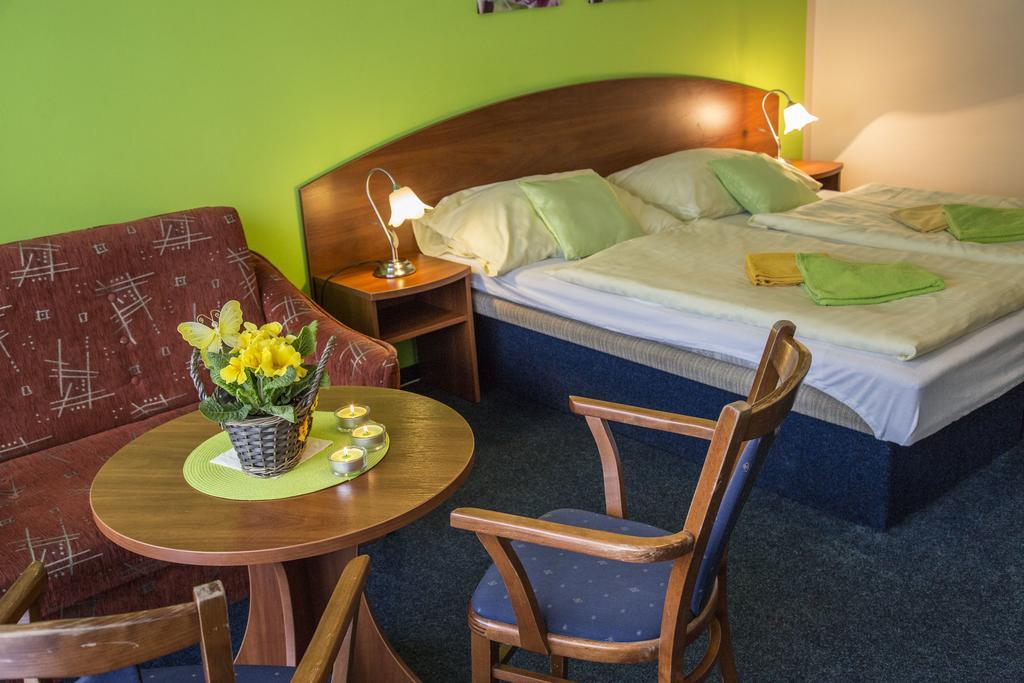 Hotel Centrum Харачов Екстериор снимка