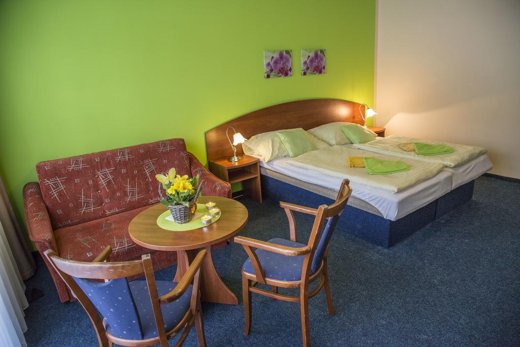Hotel Centrum Харачов Екстериор снимка