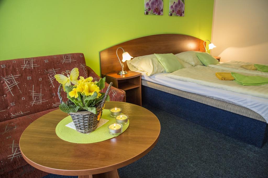Hotel Centrum Харачов Екстериор снимка